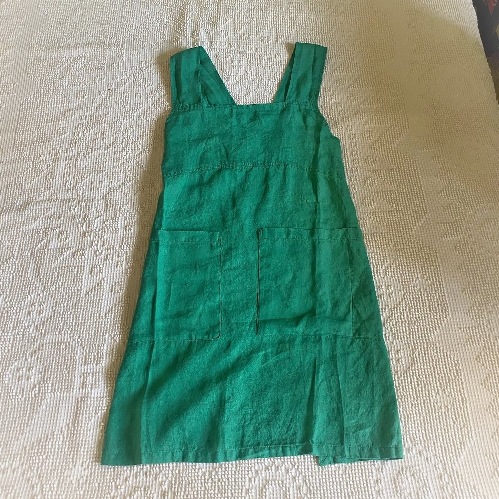 LinenbyMN Linen cross back apron with pockets in green.